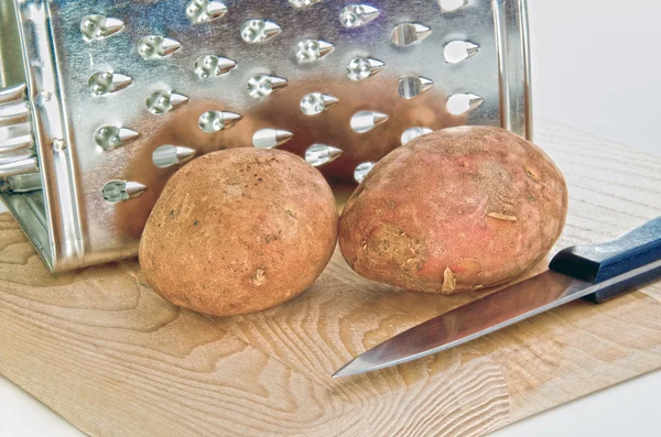 Potatis innan preparatet som potatis pannkakor — Stockfoto