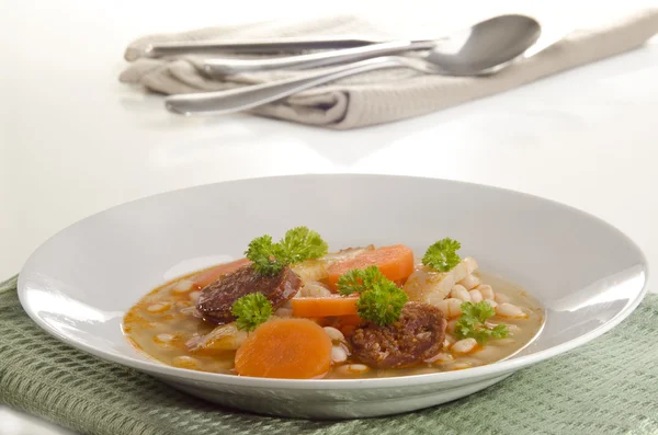 Sopa de feijão com cenouras e guarnição de carne — Fotografia de Stock