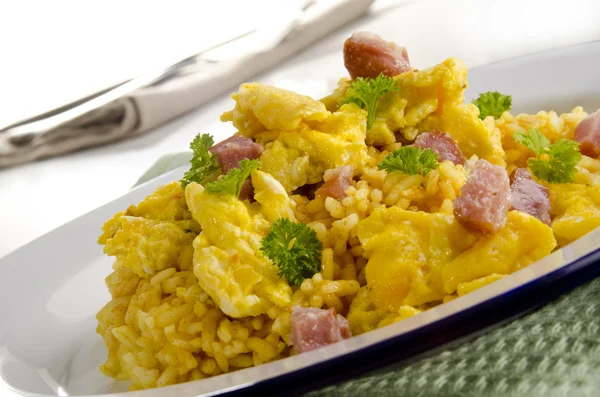 Long-grain curry rice with scrambled eggs and bacon — Stock Photo, Image