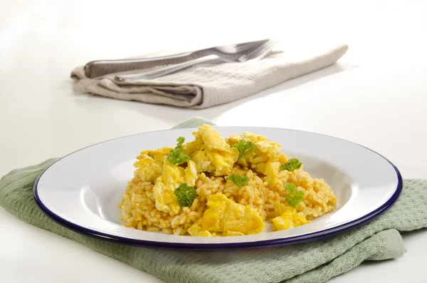 Ryż długoziarnisty curry z jajecznica — Zdjęcie stockowe