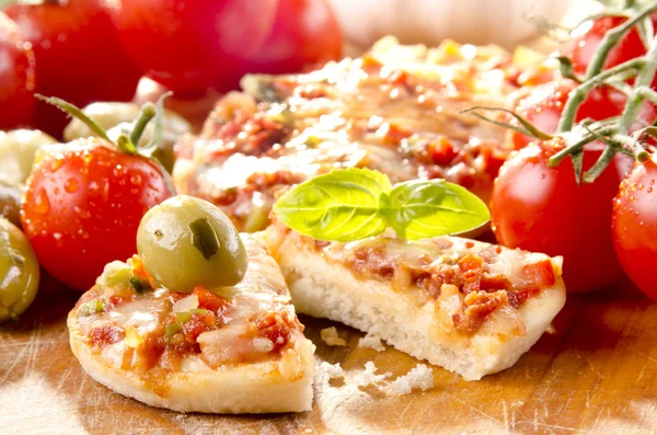 Small pizza with olive and tomatoes — Stock Photo, Image
