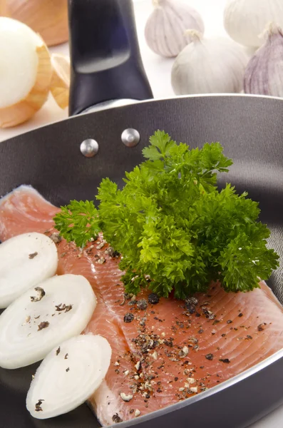在一个平底锅用香菜和洋葱鳟鱼片 — 图库照片