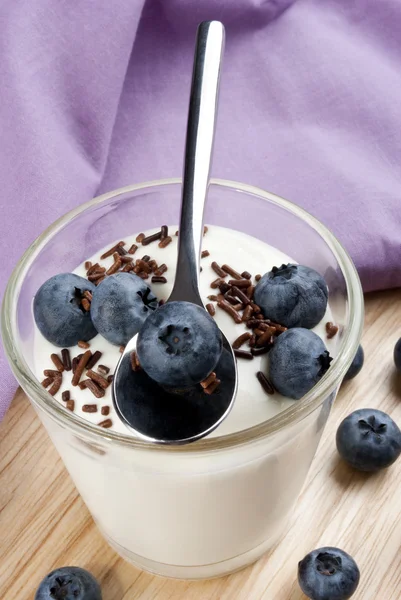 Bosbessen met verse yoghurt en chocolade hagelslag — Stockfoto