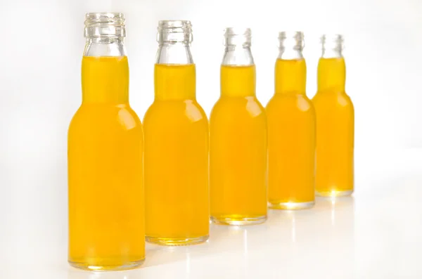 Balená pomerančová šťáva v lahvích — Stock fotografie