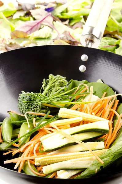 Oryantal stir fry bir wok içinde — Stok fotoğraf