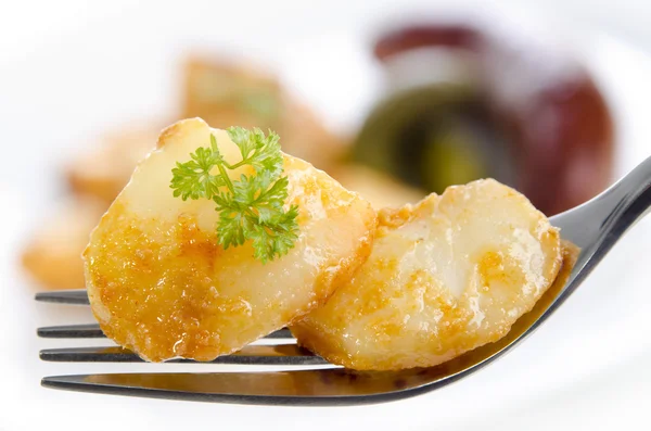 Gouden bruin gebakken aardappelen met peterselie — Stockfoto