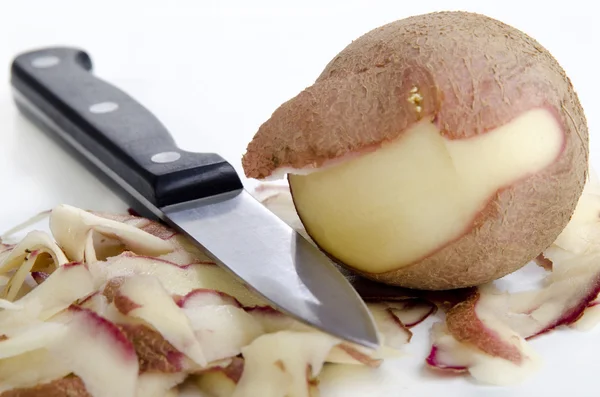 Cartofi decojiți cu un cuțit de bucătărie — Fotografie, imagine de stoc