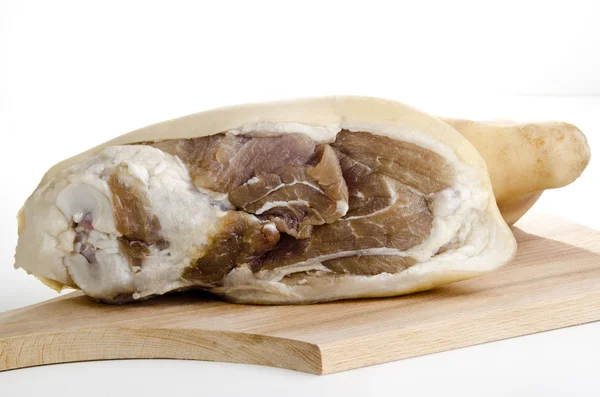 Сырой кусок свинины на деревянной доске — стоковое фото