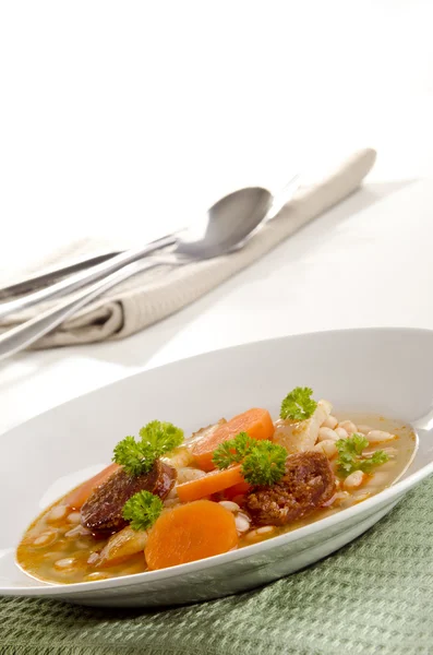 Бобовий суп з морквою та м'ясним гарніром — стокове фото
