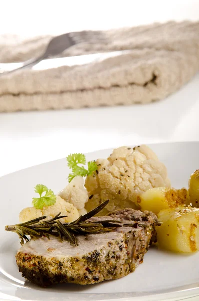 Sertéssült és sült krumpli és a karfiol — Stock Fotó