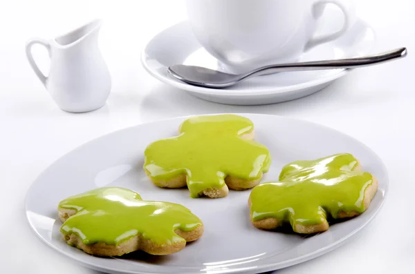 St Patrick's cookie med grön glasyr på en tallrik — Stockfoto