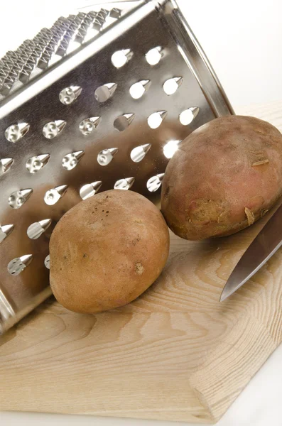 Aardappelen voordat het preparaat als Aardappelpannenkoekjes — Stockfoto