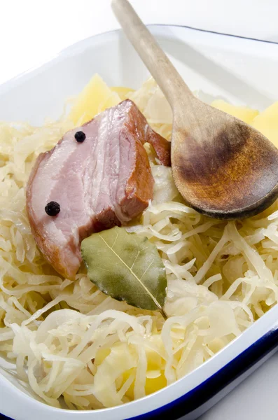 Gestoomde zuurkool met varkensvlees en gekookte aardappelen — Stockfoto