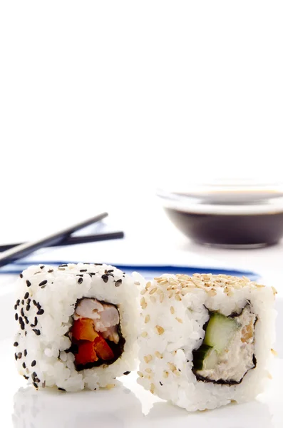 Sushi y salsa de soja en el fondo — Foto de Stock