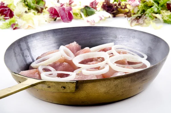 Schweinegulasch wird mit Zwiebeln zubereitet — Stockfoto