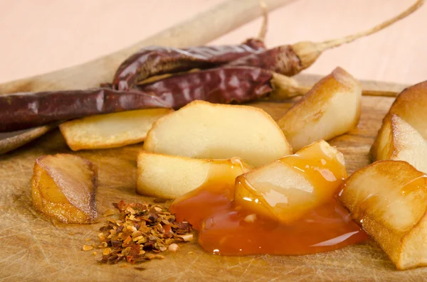 Fried potato wedges with sweet chillie sauce — Stock Photo, Image