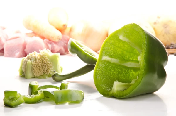 Нарезанный зелёный перец — стоковое фото