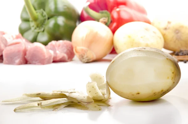 Oloupané brambory a zelenina — Stock fotografie