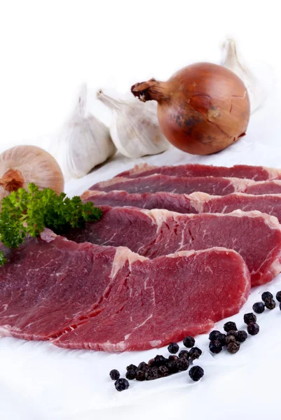 Tenký řez krůtí steaky s česnekem a cibulí — Stock fotografie