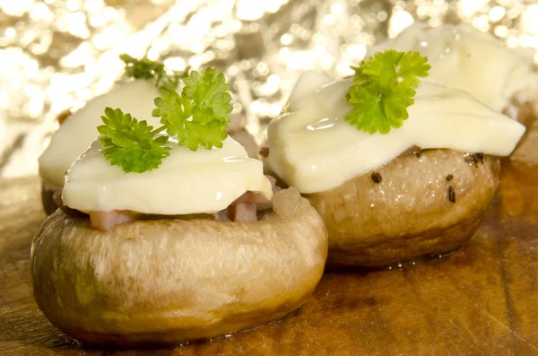 Ciuperci coapte cu slănină și brânză — Fotografie, imagine de stoc