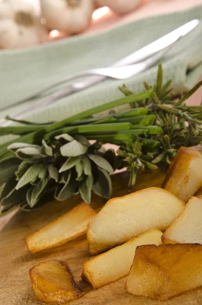 Fried potato wedges with fresh herbs — Stock Photo, Image