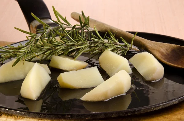 Aardappel partjes worden gebakken met rozemarijn — Stockfoto