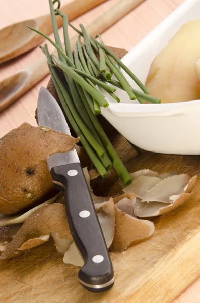 Geschälte Kartoffeln und frischer Schnittlauch — Stockfoto
