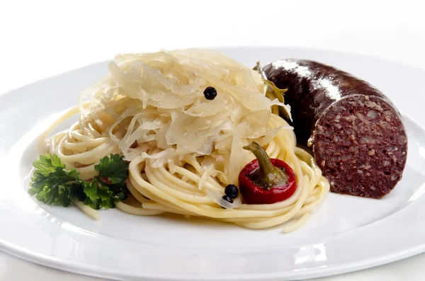 Parze kapustą z domowe kiełbasy i spaghetti — Zdjęcie stockowe