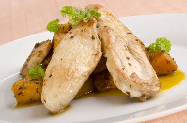 Csirke filé csíkok roston sült butternut növényi — Stock Fotó