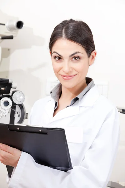 Optometrista femenina en clínica — Foto de Stock