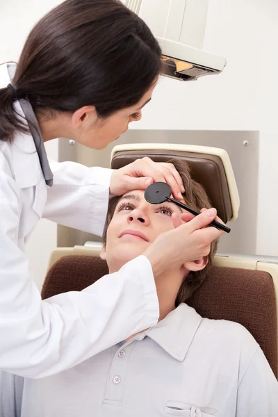 Оптометрист робить тестування зір — стокове фото