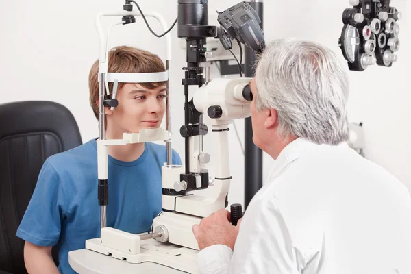 検眼医の視力テストを行う — ストック写真