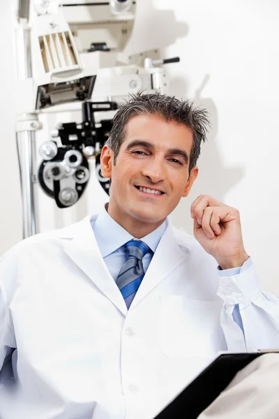 Lachende optometrist bij zijn kliniek — Stockfoto
