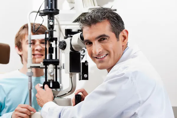 Optiker gör synfält test på hans patient — Stockfoto