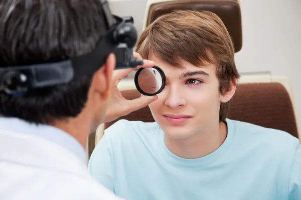 Optometrista realizando Exame Retiniano Dilatado — Fotografia de Stock