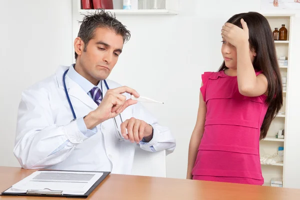 Doctor Measuring Temperature of Girl — Stock Photo, Image