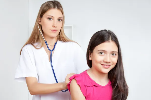 Arzt untersucht Kind in Klinik — Stockfoto