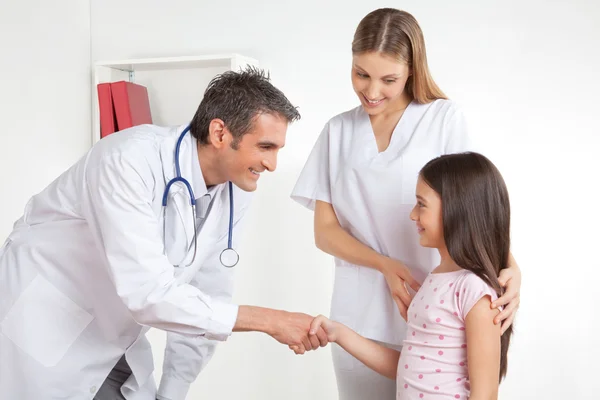 Lekarz pogratulować pacjenta — Zdjęcie stockowe