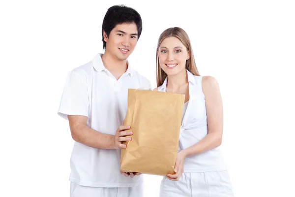紙の袋を保持している若いカップル — ストック写真
