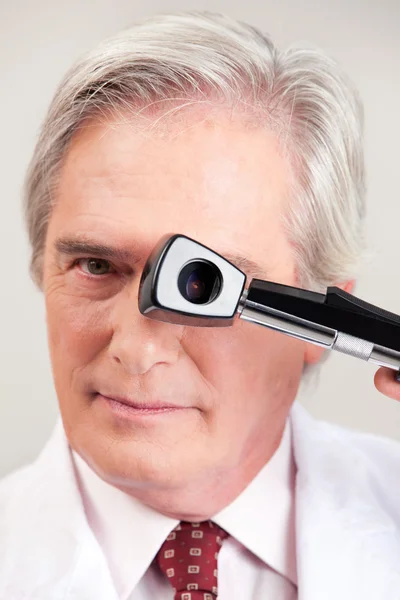 Göz doktoru ile opthalmoscope — Stok fotoğraf