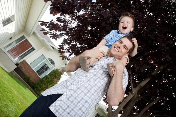 若い父と息子の屋外の肖像画 — ストック写真