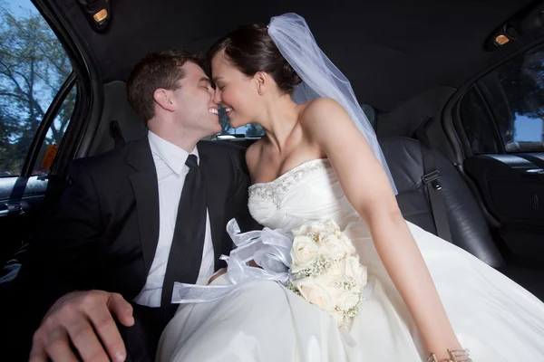 Novomanželský pár v limuzíně — Stock fotografie