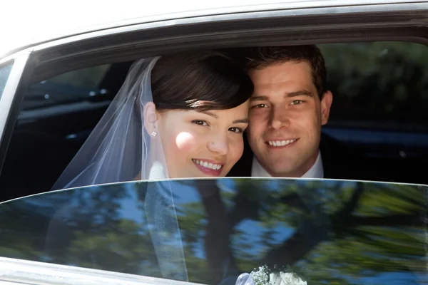 Hochzeitspaar in Limousine — Stockfoto