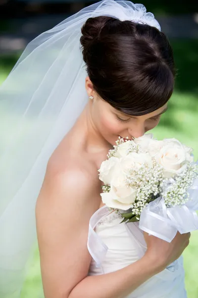 Retrato de noiva jovem com buquê — Fotografia de Stock