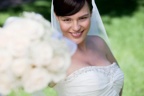 Noiva mostrando seu buquê de flores — Fotografia de Stock