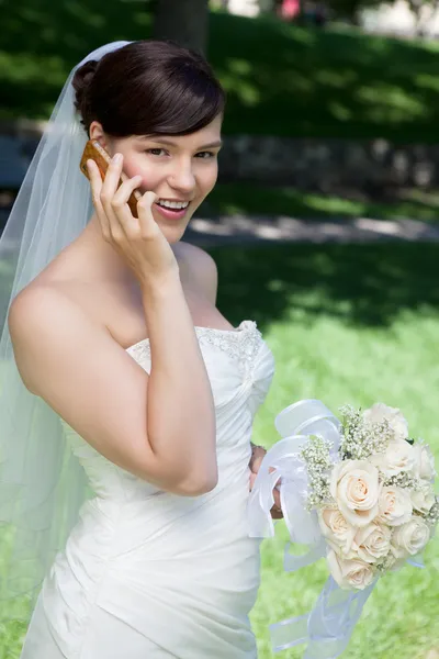 Noiva feliz usando telefone celular — Fotografia de Stock