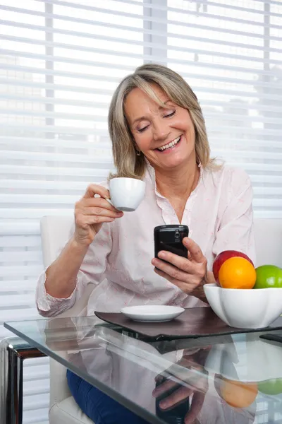 Gammal kvinna som använder telefon — Stockfoto