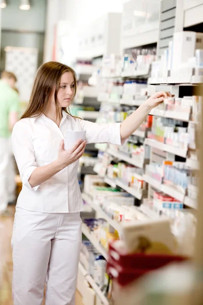 Prescrição de enchimento do farmacêutico — Fotografia de Stock