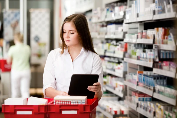 Vrouwelijke apotheker met digitale tablet — Stockfoto