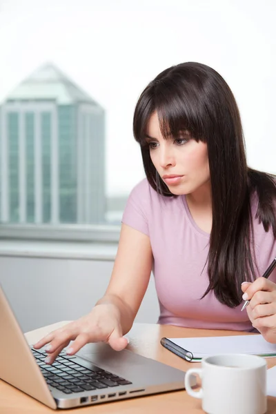 コンピューターを持つ若いビジネス女性 — ストック写真